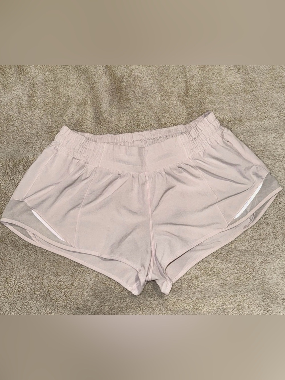 Lululemon Athletica Women’s Low Rise Size 8 Hotty Hot 2” Athletic Shorts